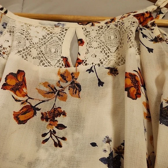 BEAUTIFUL DAINTY TOP WITH SHOULDER CUTOUTS size Sm - Picture 4 of 4